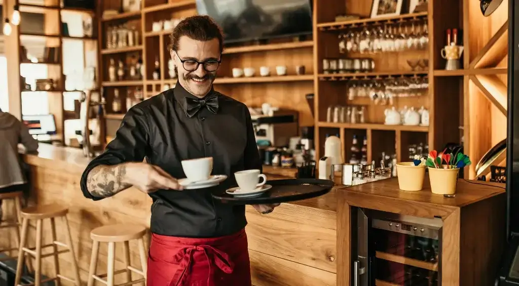 homem segurando duas xicaras de café